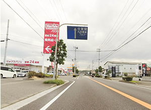 マックスバリュー坂ノ市店を通過します。