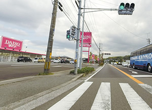 ダイソー坂ノ市店を通過します。